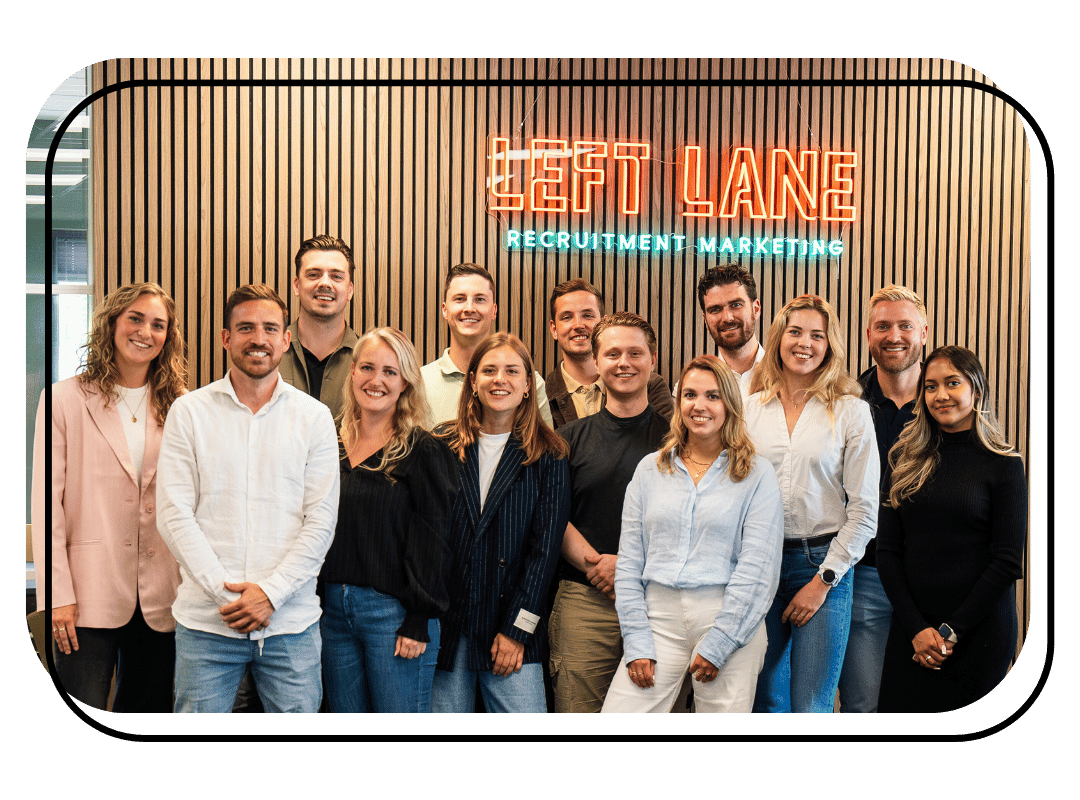 Left Lane - Teamfoto bij neon logo