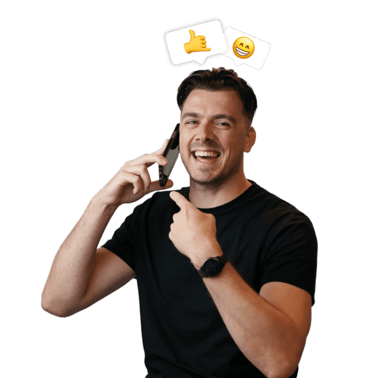 Vrolijke man belt lachend met smartphone en wijst naar zichzelf, met emoji’s boven zijn hoofd.